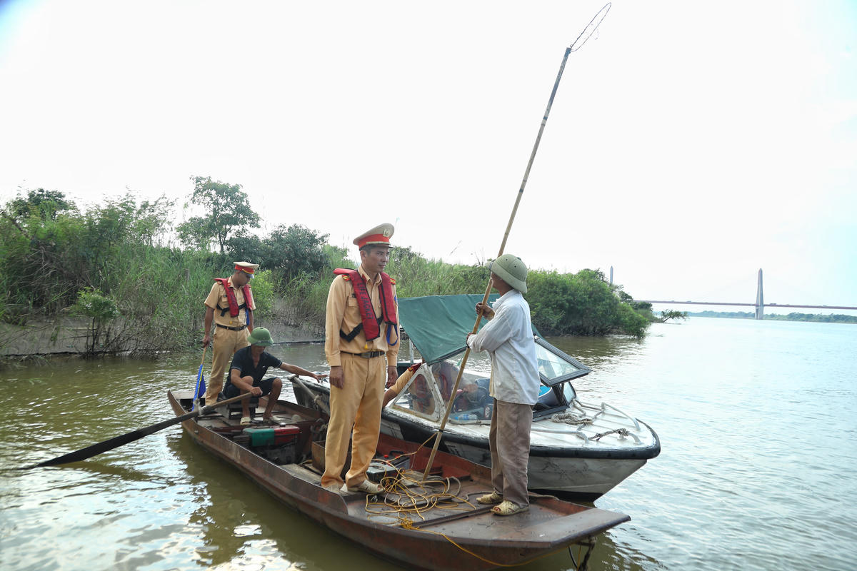 Khoảng 15h30, tại km 189 sông Hồng, địa phận xã Vĩnh Thanh, TP Hà Nội, tổ công tác phát hiện một phương tiện thủy loại nhỏ do ông Trương Hữu Mạnh, sinh năm 1967 trú tại xã Đông Anh, TP Hà Nội, đang có hành vi sử dụng bộ kích điện để khai thác cá.
