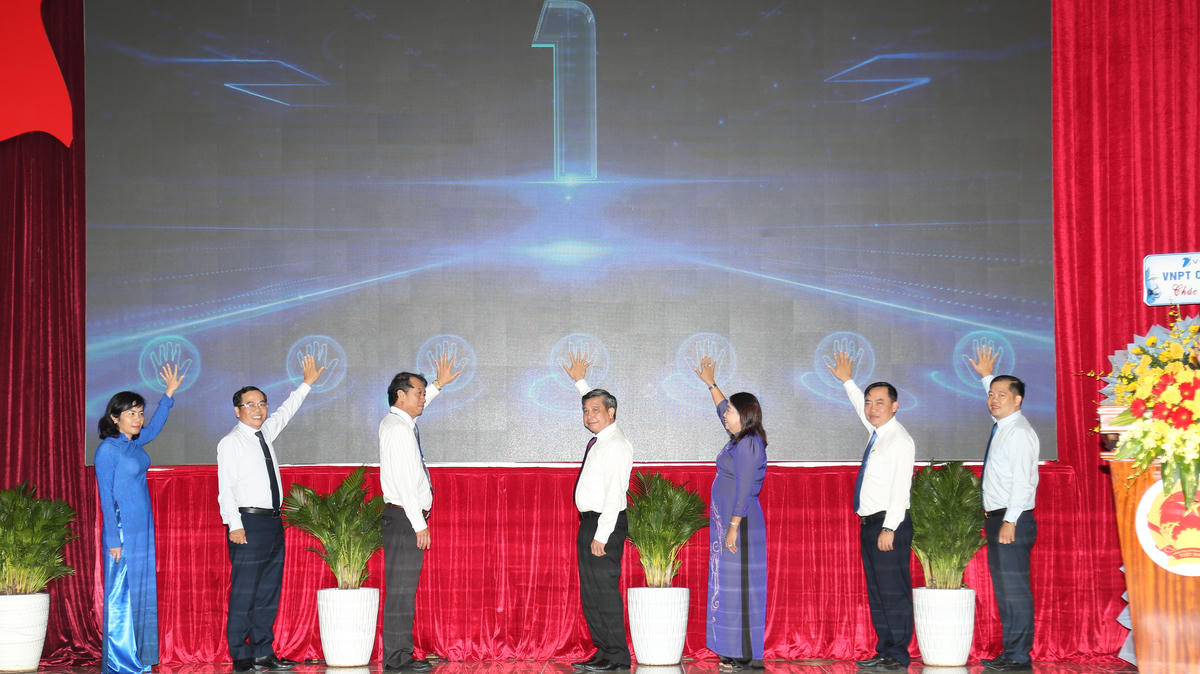 Các đại biểu thực hiện thực hiện nghi thức nhấn nút ra mắt Trang thông tin điện tử. (ảnh: Thanh Tiến)