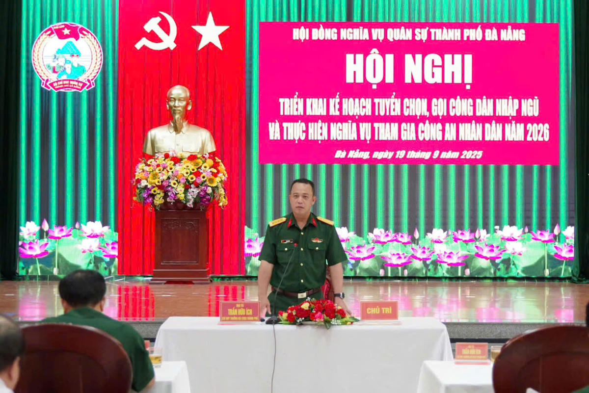 Đại tá Trần Hữu Ích, Chỉ huy trưởng Bộ CHQS TP Đà Nẵng phát biểu tại hội nghị. Ảnh: CV.