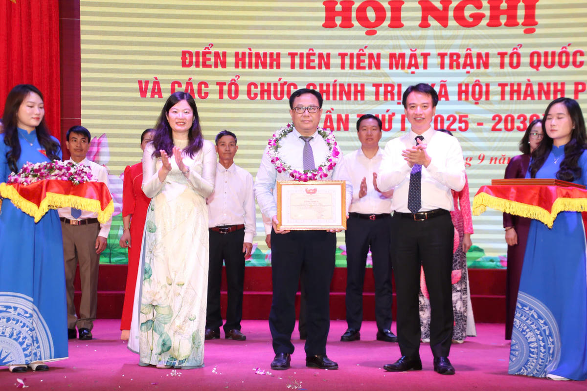 Ông Vũ Văn Tâm, Giám đốc Bệnh viện Phụ sản Hải Phòng là một trong những gương mặt điển hình tiên tiến được MTTQ TP Hải Phòng vinh danh tại hội nghị. Ảnh:PT.