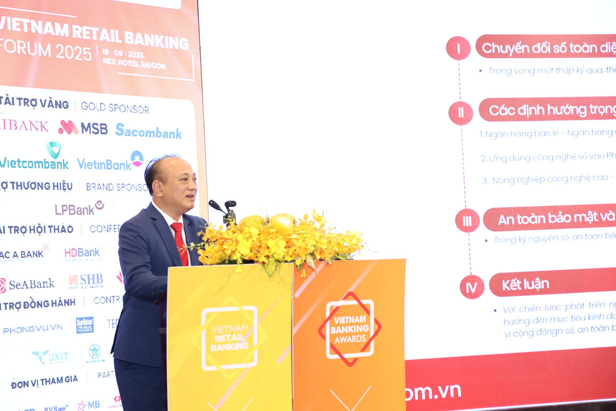 Ông Nguyễn Khắc Trung, Trưởng ban Ngân hàng số Agribank trình bày tham luận tại diễn đàn