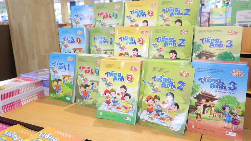 Các sản phẩm của NXBGDVN tại nhà sách.