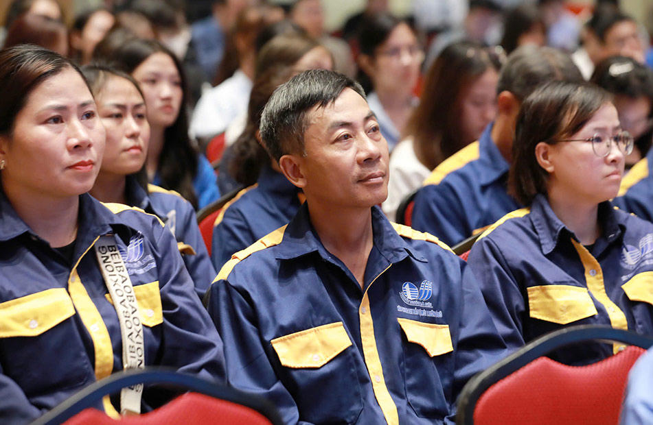 Công nhân lao động ngành môi trường tham dự diễn đàn. Ảnh: Nguyễn Hải