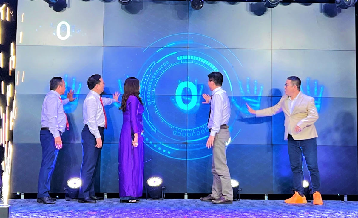 Đại biểu thực hiện nghi thức ra mắt Trang thông tin điện tử, hệ thống Trợ lý AI về thủ tục hành chính. Ảnh: Chí Đại.

