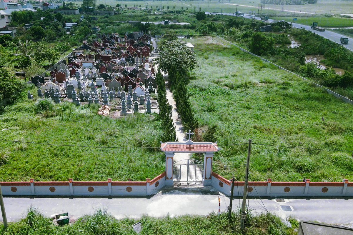 Nghĩa trang La Mát được anh Long và người dân địa phương đóng góp nguồn lực để xây dựng. Ảnh: Đình Minh.
