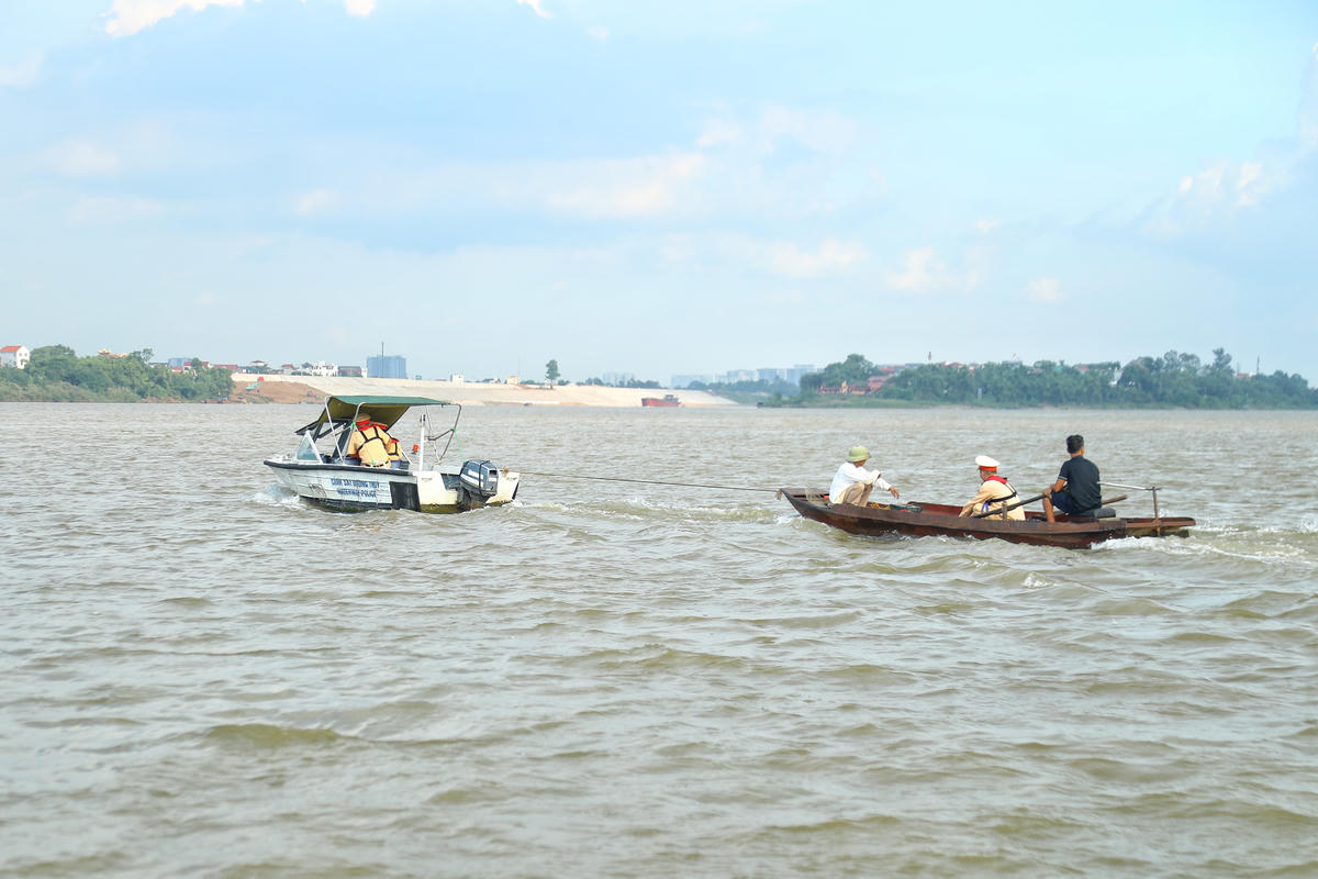 Tổ công tác đã yêu cầu dừng phương tiện, lập biên bản vi phạm và tạm giữ toàn bộ dụng cụ liên quan để xử lý.