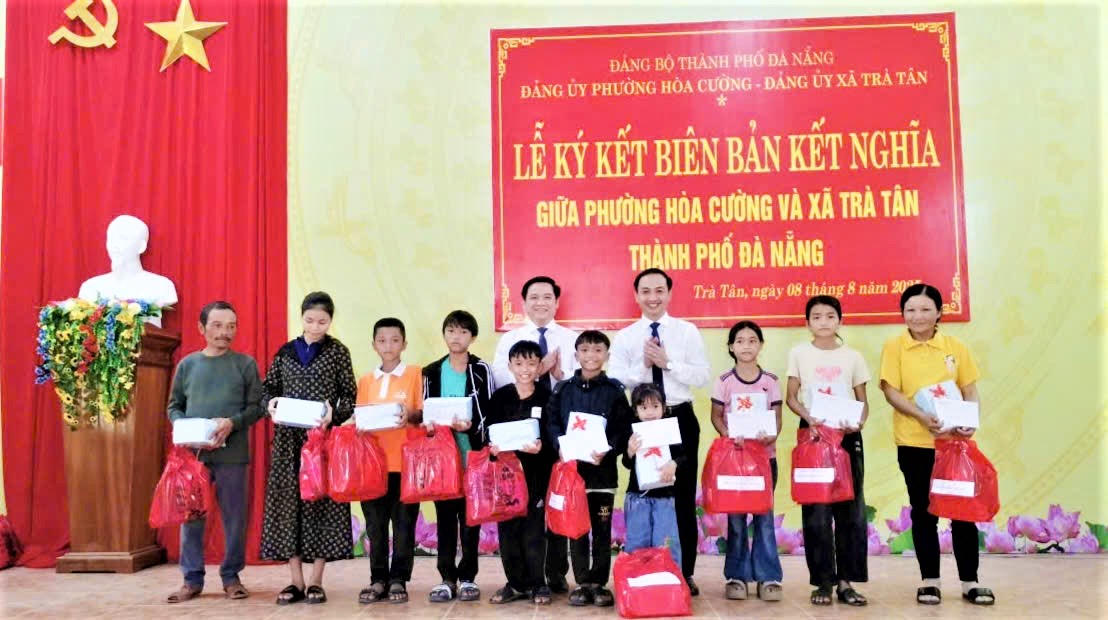 Phường Hòa Cường (TP Đà Nẵng) tặng quà học sinh xã Trà Tân nhân lễ ký kết. Ảnh: Nguyễn Tín. 