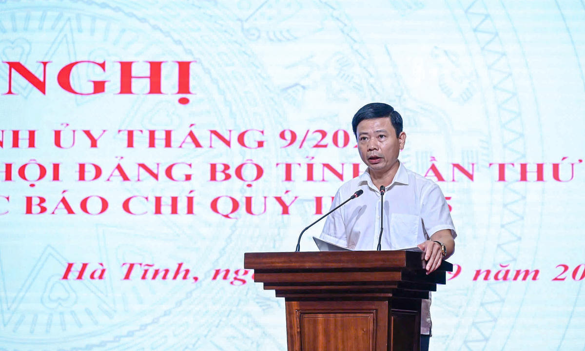 Ông Nguyễn Công Thành, Phó Giám đốc Sở VH-TT&DL báo cáo kết quả hoạt động báo chí quý III/2025. Ảnh: Cẩm Kỳ