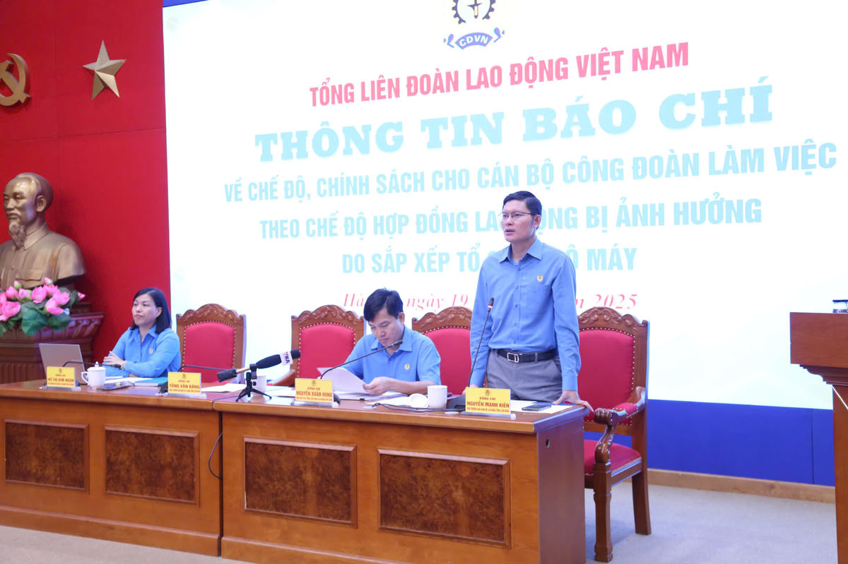 Ban tổ chức chủ trì buổi họp báo. Ảnh: N. P