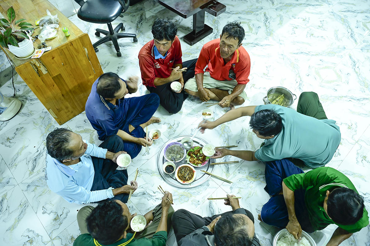 Có điều rất thú vị ở “chợ ma” cá đồng Vĩnh Tế, đó là những người dân làm nghề lưới khi mang sản vật mùa nước nổi đến bán, luôn được các chủ vựa thết đãi buổi cơm nóng để lấy sức, sau đêm dài lênh đênh giữa những cánh đồng mênh mông nước - đó cũng là hình thức chủ vựa “chăm sóc khách hàng” để giữ mối. Ảnh Nguyễn Minh