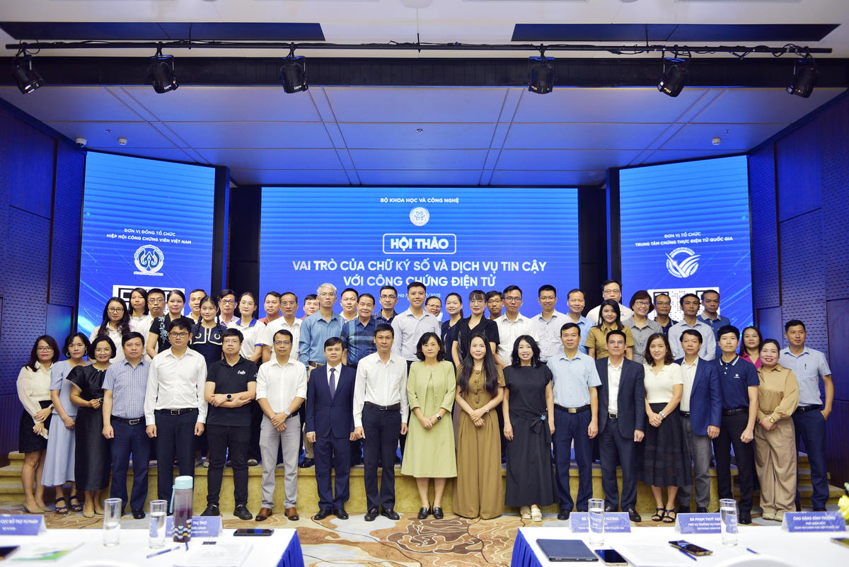 Các đại biểu chụp ảnh lưu niệm tại hội thảo. Ảnh: N.T