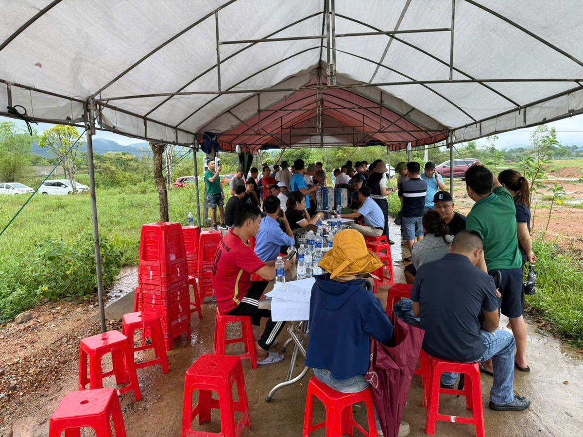 "Cò đất" dựng rạp để thực hiện giao dịch đất đai ở xã Toàn Lưu. Ảnh: HN.