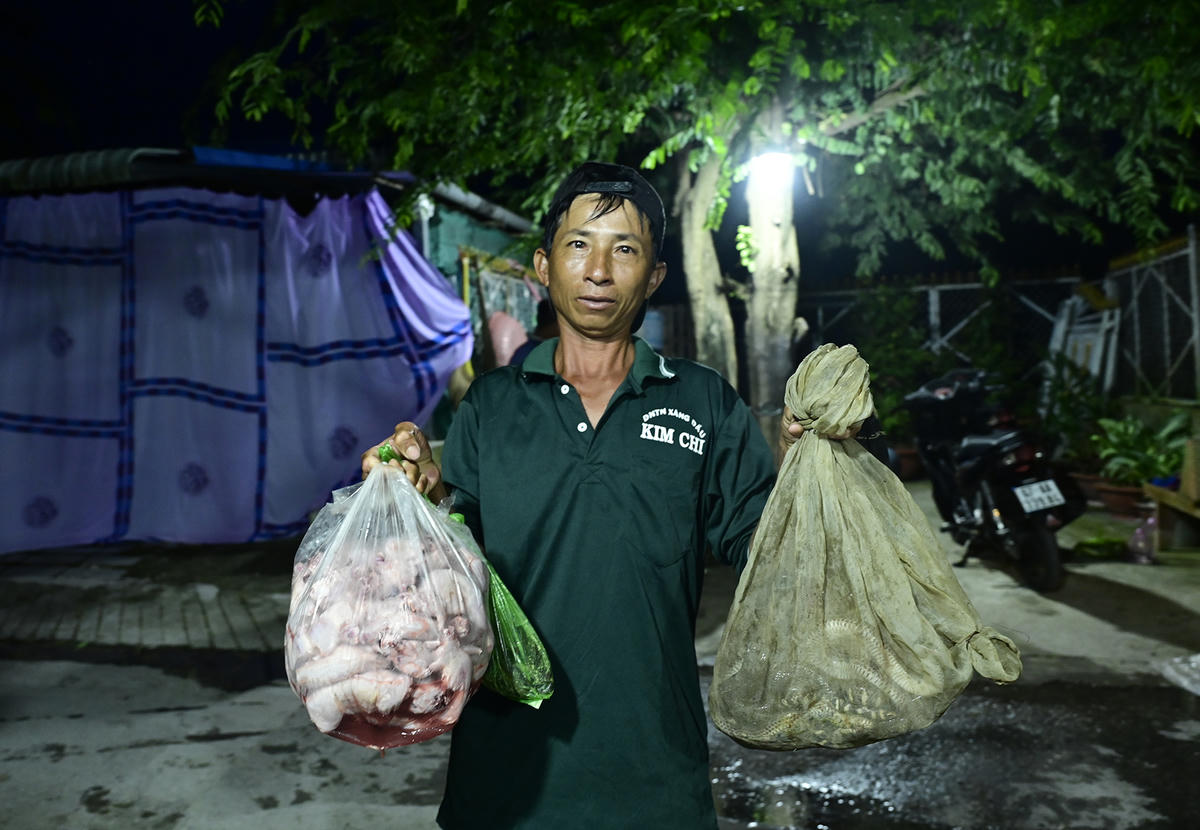 Hơn 3 giờ khuya, những người “ăn đêm” trên tay đã mang theo sản vật mùa nước nổi đến bán ở “chợ ma” cá đồng Vĩnh Tế. Ảnh Nguyễn Minh