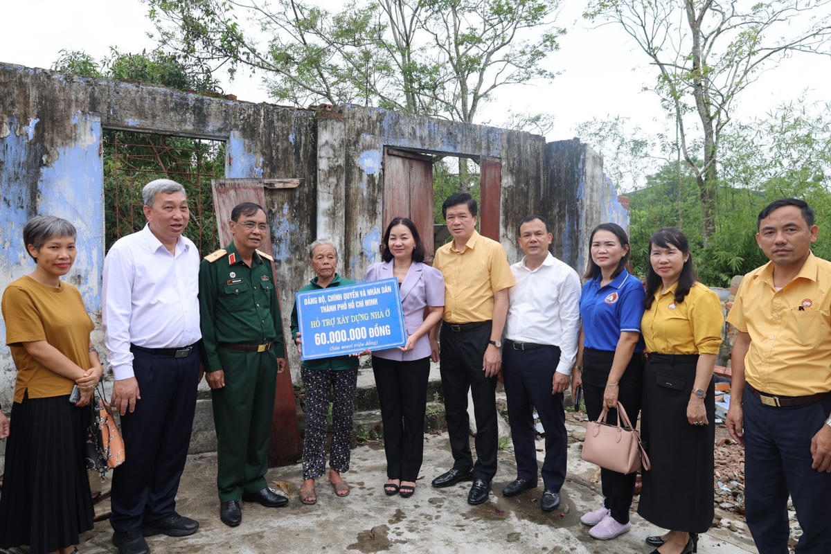 







Trong nhiệm kỳ qua, công tác an sinh xã hội luôn được Ủy ban MTTQ và các tổ chức chính trị - xã hội tỉnh Nghệ An quan tâm, triển khai hiệu quả. Nhiều chương trình hỗ trợ thiết thực đã được thực hiện, từ chăm lo cho hộ nghèo, gia đình chính sách đến vận động nguồn lực xây dựng nhà ở, hỗ trợ sinh kế, góp phần cải thiện đời sống, củng cố niềm tin của nhân dân. Ảnh: ĐB