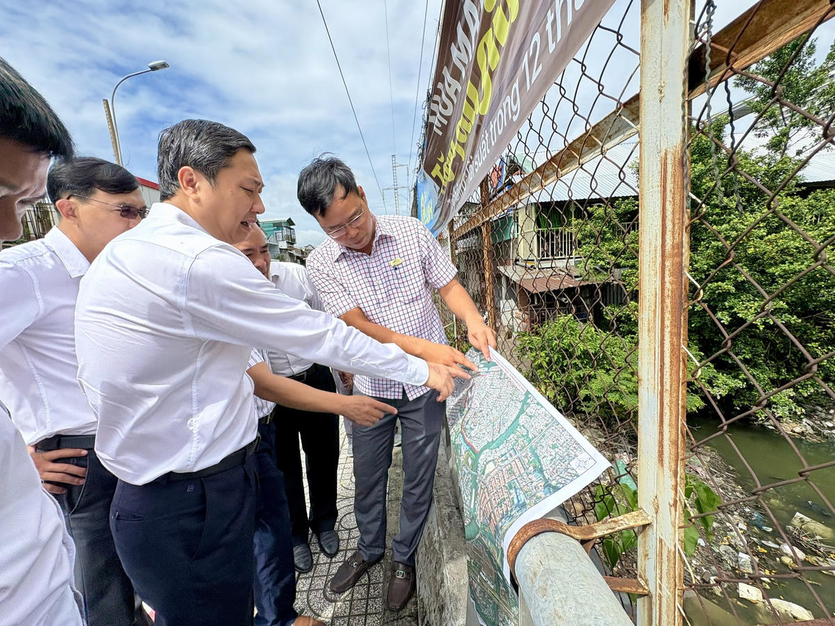 Lãnh đạo HĐND TP Hồ Chí Minh cùng các sở ngành tham gia khảo sát. Ảnh: C.V