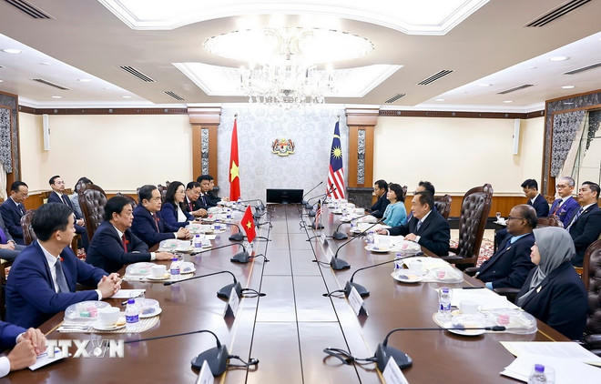  Chủ tịch Quốc hội Trần Thanh Mẫn hội đàm với Chủ tịch Thượng viện Malaysia Dato' Awang Bemee Awang Ali Basah. (Ảnh: Doãn Tấn/TTXVN).