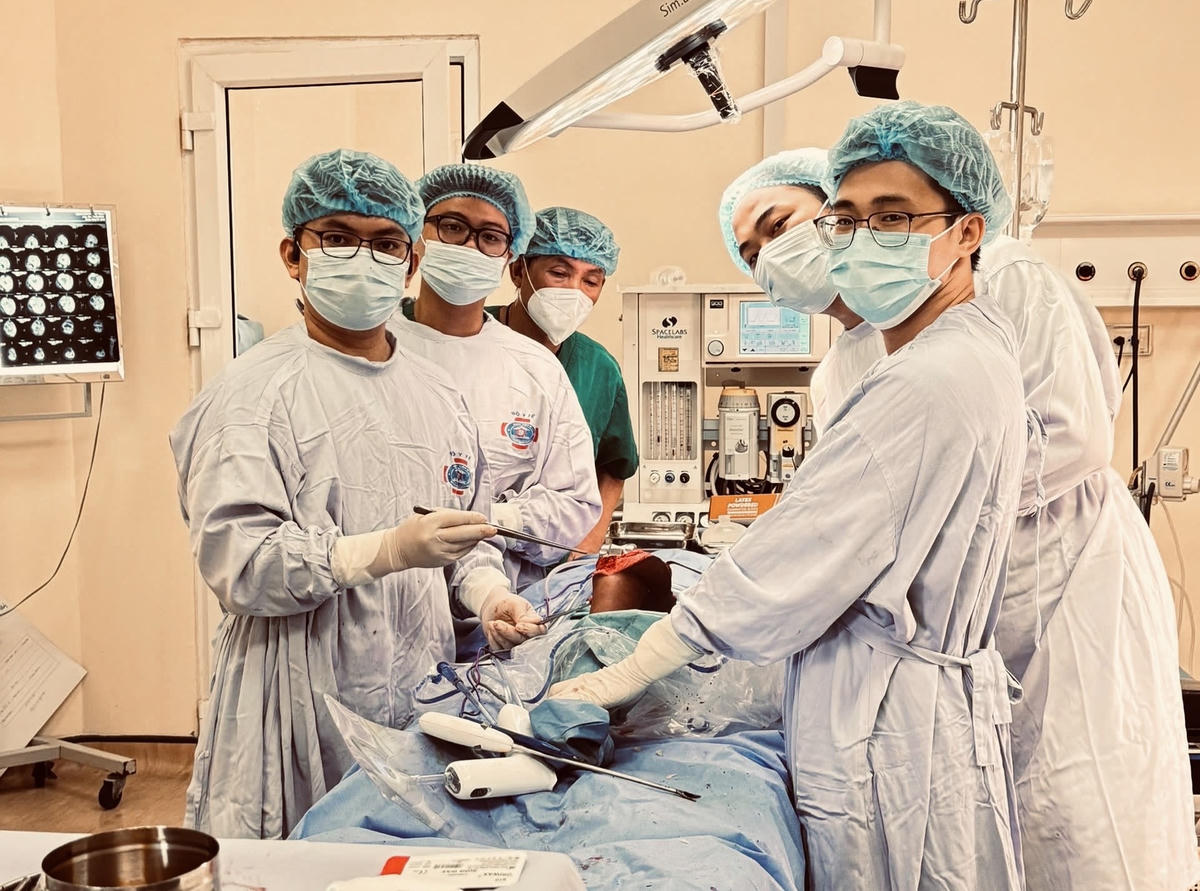 Các bác sĩ thực hiện kỹ thuật mới điều trị bệnh nhi ung thư xương. Ảnh: Bệnh viện K