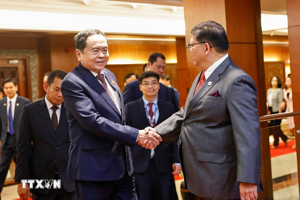 Chủ tịch Hạ viện Malaysia TanSri Dato' Johari bin Abdul đón Chủ tịch Quốc hội Trần Thanh Mẫn. (Ảnh: Doãn Tấn/TTXVN)