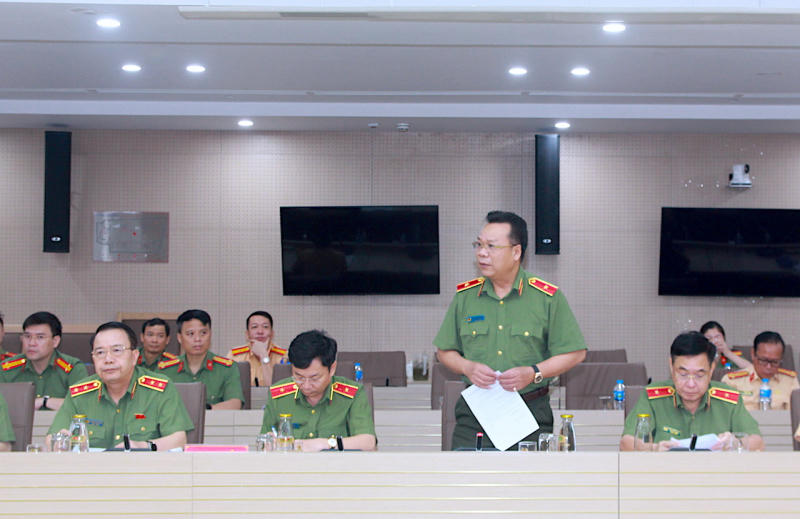 Các đại biểu thảo luận tại cuộc họp. Ảnh: Quỳnh Vinh