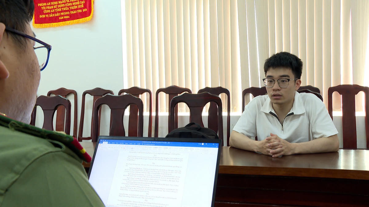 Đối tượng Mai Quốc Việt tại cơ quan Công an. Ảnh: H.N.