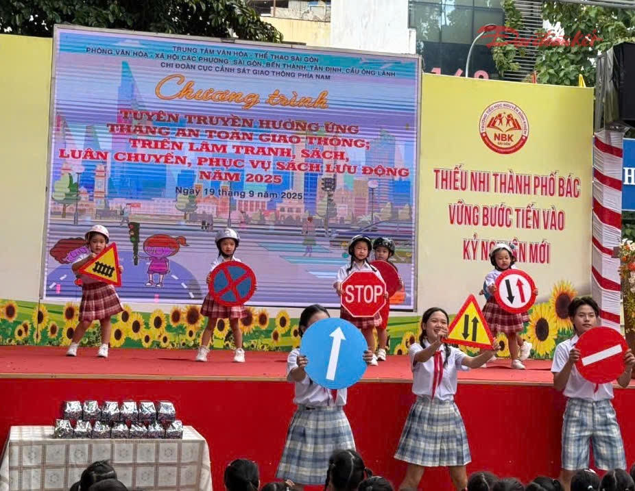 Tuyên truyền kiến thức và quy định về luật giao thông qua các tiết mục. Ảnh: Văn Lịch