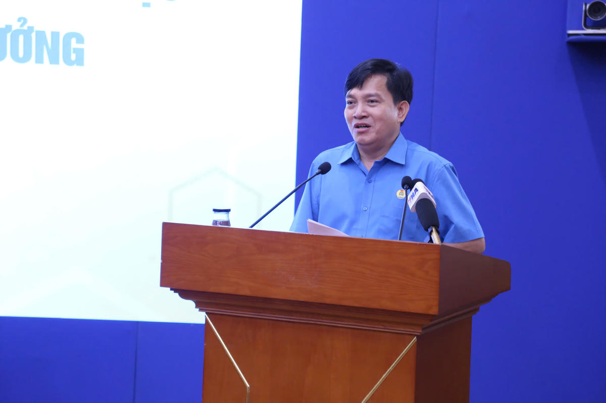Ông Nguyễn Xuân Hùng, Phó Chủ tịch Tổng Liên đoàn Lao động Việt Nam thông tin tại buổi họp báo. Ảnh: N. P
