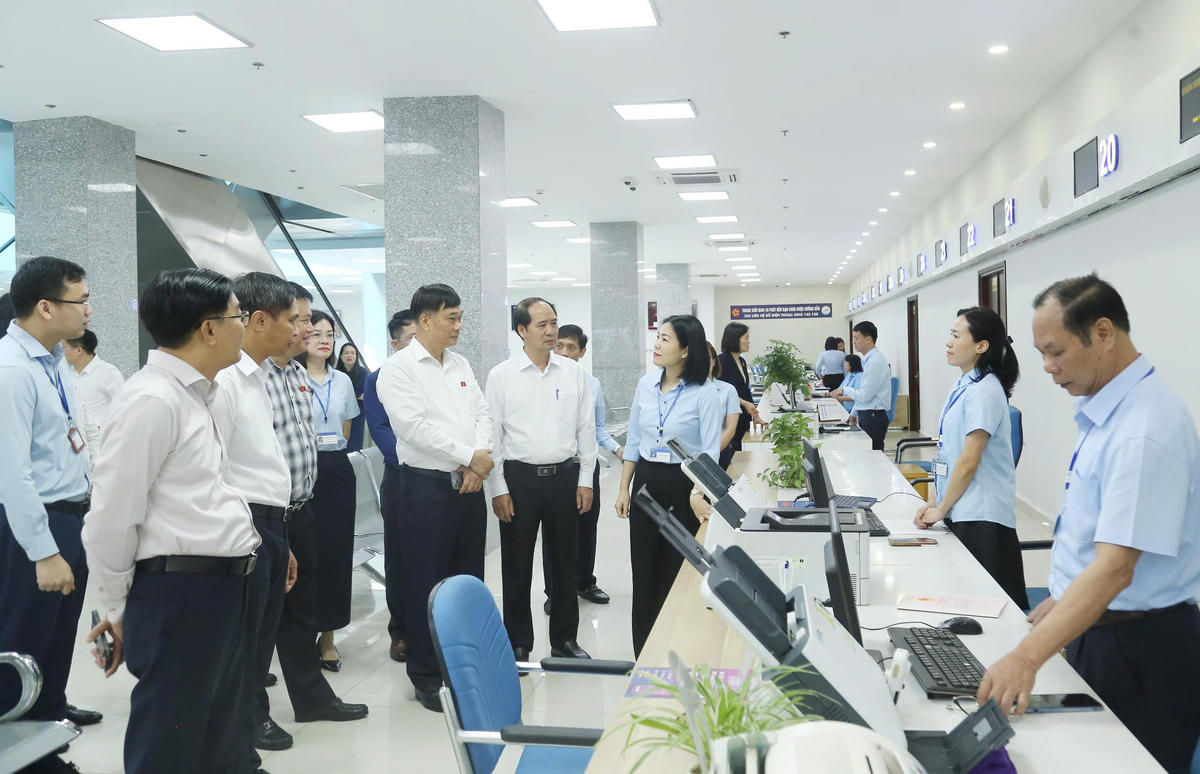 Phó Chủ tịch Quốc hội Vũ Hồng Thanh cùng đoàn công tác khảo sát tại Trung tâm Phục vụ Hành chính công tỉnh Quảng Ninh. Ảnh: Ngọc Anh.