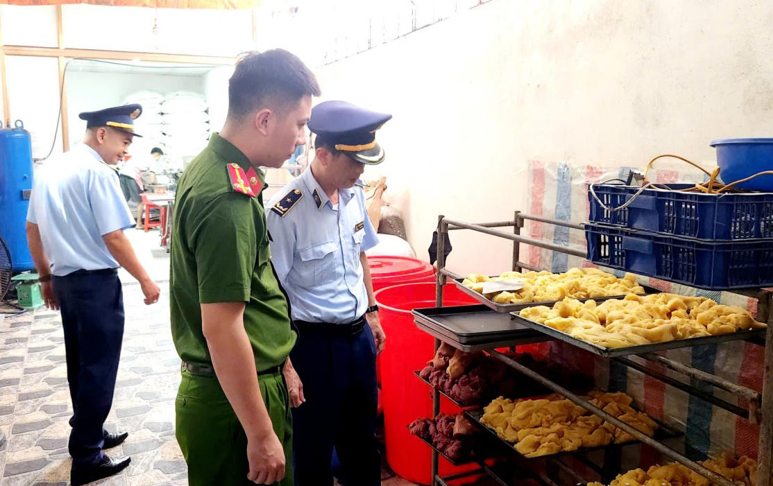 Lực lượng chức năng kiểm tra khu vực chế biến của cơ sở sản xuất bánh Trung thu tại số 26 Thân Công Tài, phường Kỳ Lừa. Ảnh: Trí Dũng.