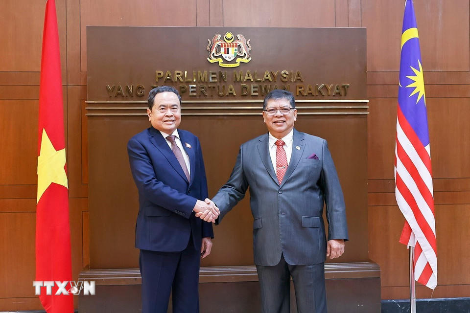 Chủ tịch Hạ viện Malaysia TanSri Dato' Johari bin Abdul đón Chủ tịch Quốc hội Trần Thanh Mẫn. (Ảnh: Doãn Tấn/TTXVN)