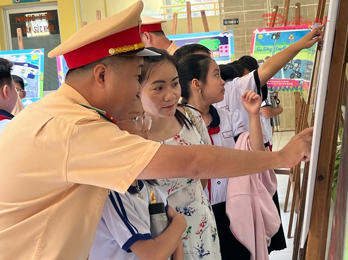 Triển lãm giúp các em học sinh hiểu rõ kiến thức và quy định pháp luật về giao thông.  Ảnh: Văn Lịch