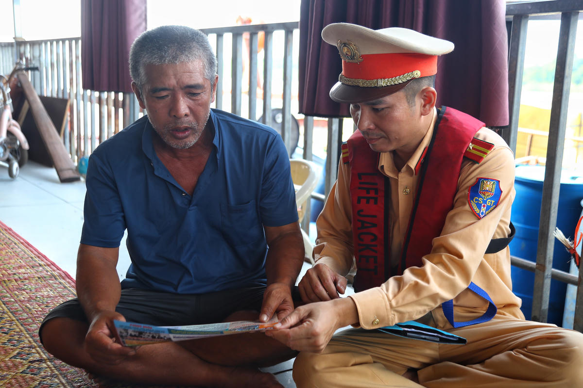 Ông Nguyễn Văn Vững (sinh năm 1969, người dân xóm vạn) chia sẻ: “Sử dụng kích điện là tận diệt, ảnh hưởng lớn đến sự phát triển của thủy sản. Nhờ lực lượng CSGT thường xuyên tuyên truyền, nhiều bà con đã chuyển sang sử dụng ngư cụ hợp pháp để duy trì sinh kế.”