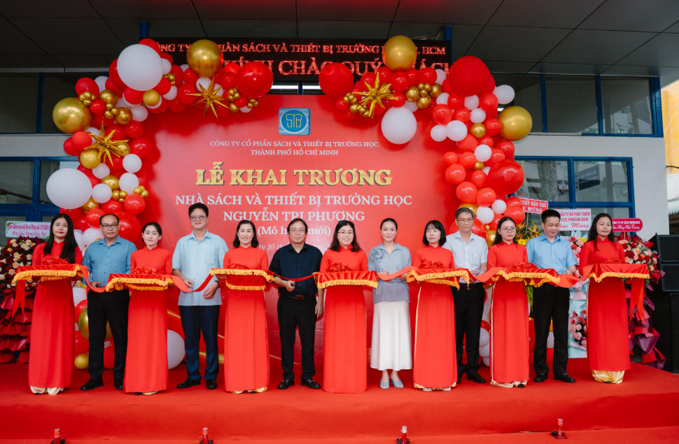 Lễ cắt băng khai trương Nhà sách và Thiết bị trường học Nguyễn Tri Phương mô hình mới.