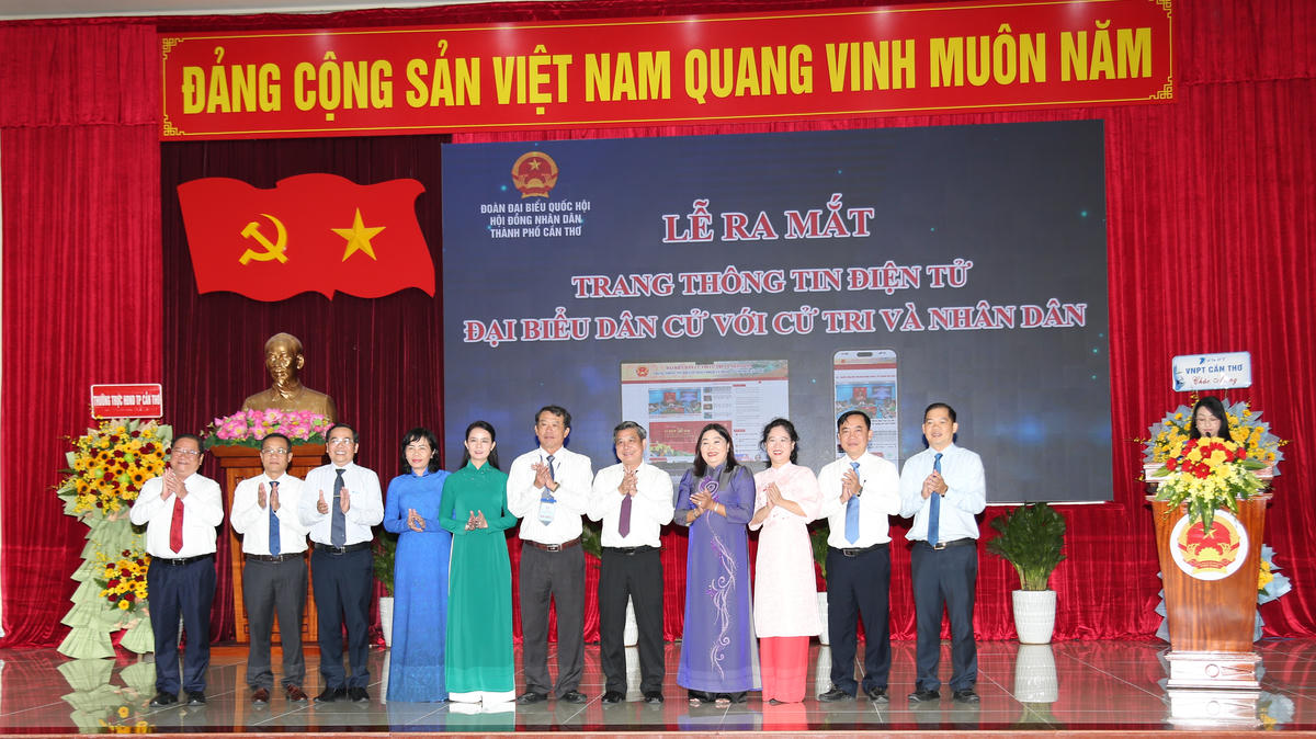 Đoàn ĐBQH và HĐND thành phố Cần Thơ ra mắt Trang thông tin điện tử “Đại biểu dân cử với cử tri và nhân dân”. (Ảnh: Thanh Tiến)