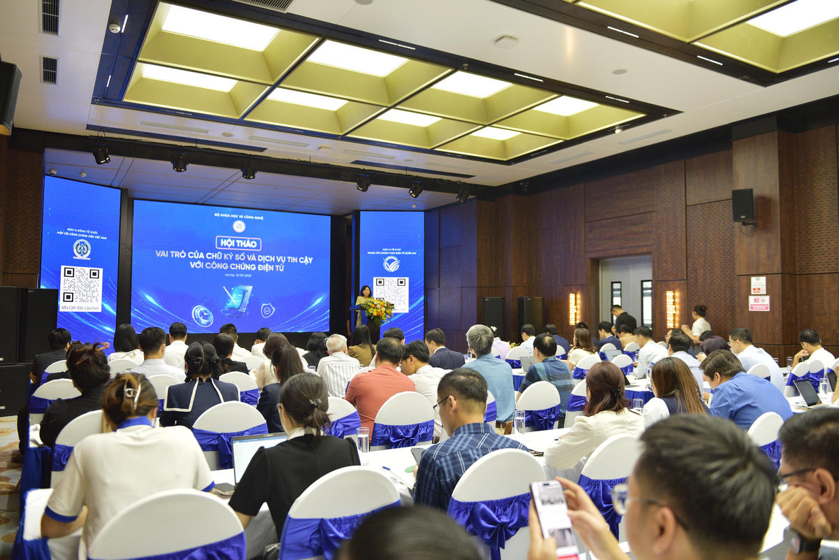 Bà Tô Thị Thu Hương - Giám đốc Trung tâm Chứng thực điện tử quốc gia phát biểu tại hội thảo. Ảnh: N.T