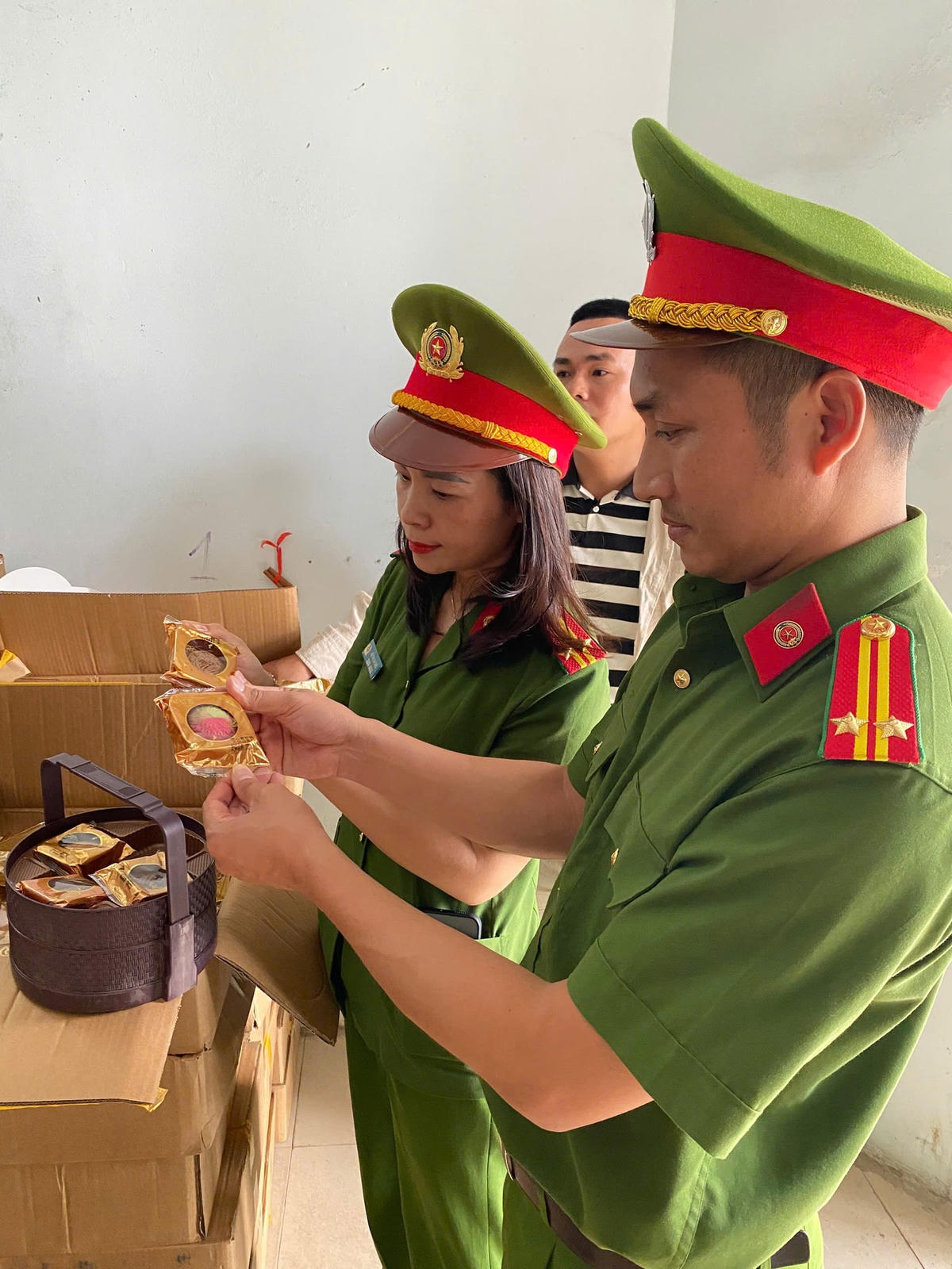 Trên bao bì số hàng hóa này in chữ nước ngoài, không có nhãn phụ tiếng Việt theo quy định. Ảnh: CACC