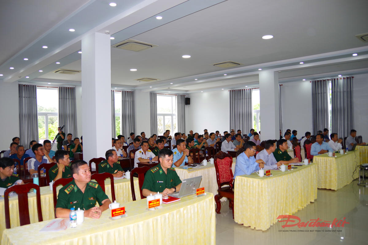 Đại biểu theo dõi phóng sự về các sự cố cháy nổ đường ống khí trên thế giới và sự cố tại KP75 để nâng cao nhận thức và trách nhiệm của các đơn vị liên quan. Ảnh: Quang Anh.