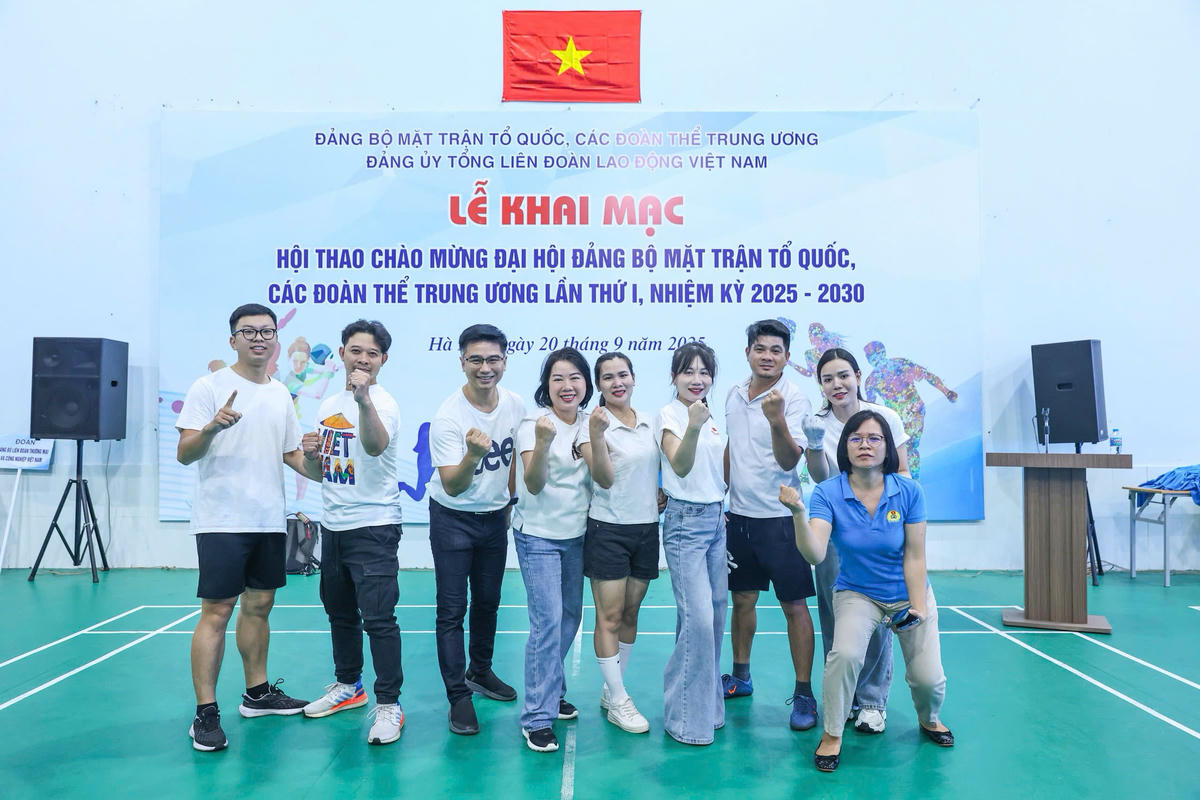 Đội hình Báo Đại đoàn kết tham gia thi đấu môn kéo co.