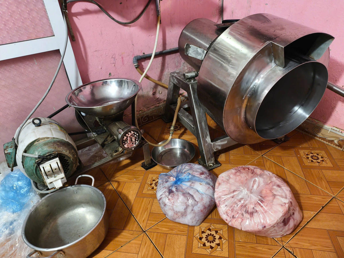Nguyên liệu thịt để Khải làm giò, chả và xúc xích. Ảnh: Công an tỉnh Lào Cai.