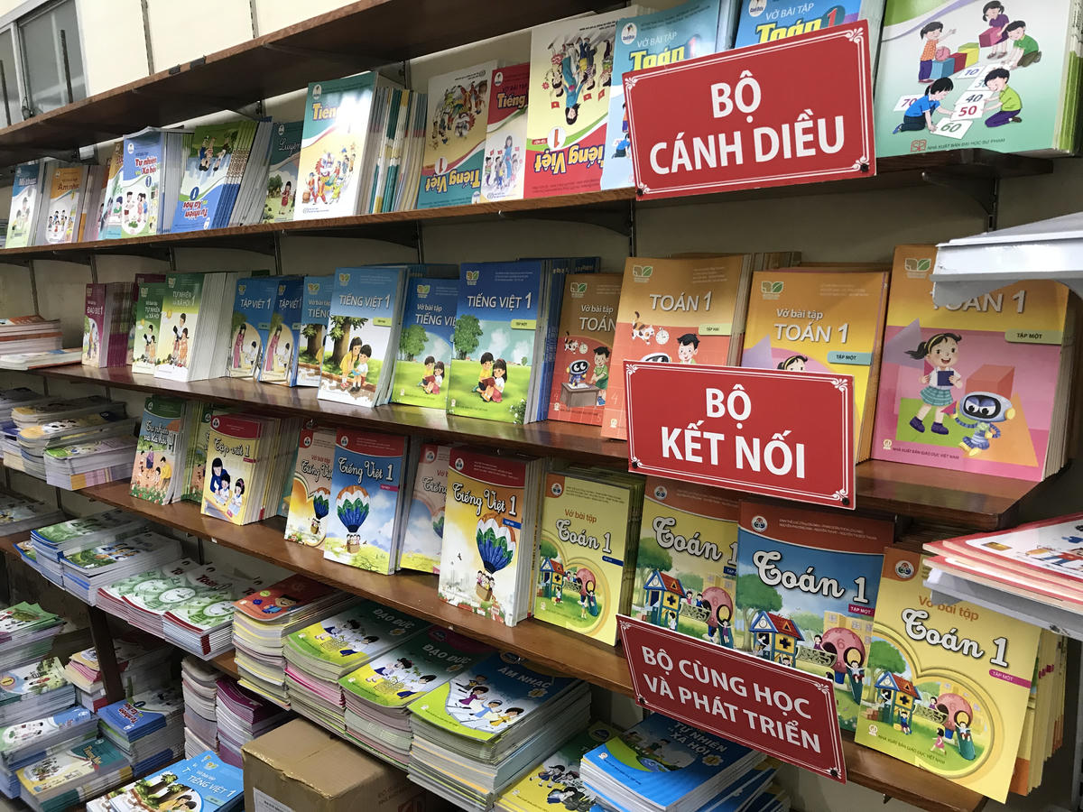 Hiện có 3 bộ sách giáo khoa cùng tồn tại. Ảnh: Đức Quang.