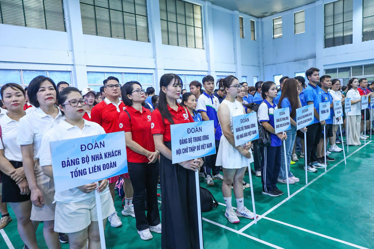 Các đoàn vận động viên tham dự hội thao. Ảnh: Quang Vinh.