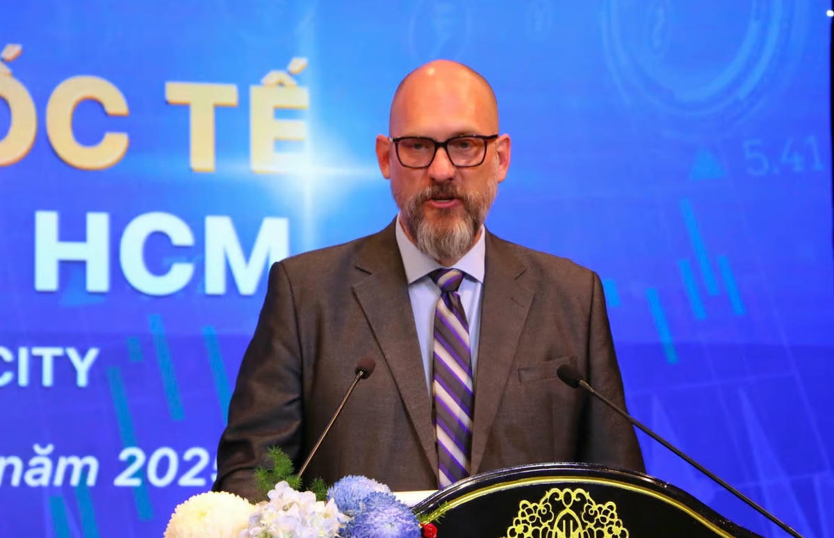 Các diễn giả nước ngoài góp ý để Việt Nam phát triển TTTCQT sao cho hiệu quả nhất. Ảnh: P.L