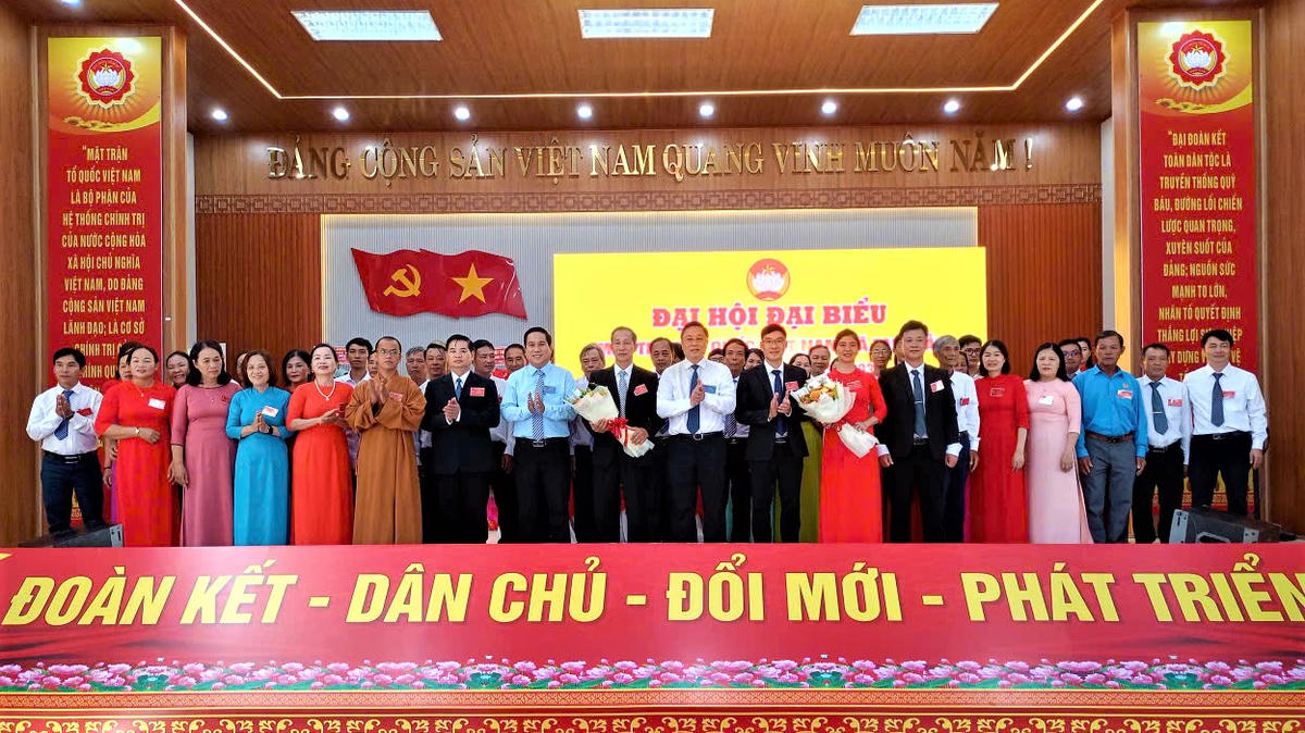 Ông Lê Trí Thanh (áo trắng ở giữa) tặng hoa chúc mừng các ủy viên ủy ban Mặt trận Tổ quốc Việt Nam xã Tam Hải, nhiệm kỳ 2025-2030. Ảnh: Nguyễn Tín.