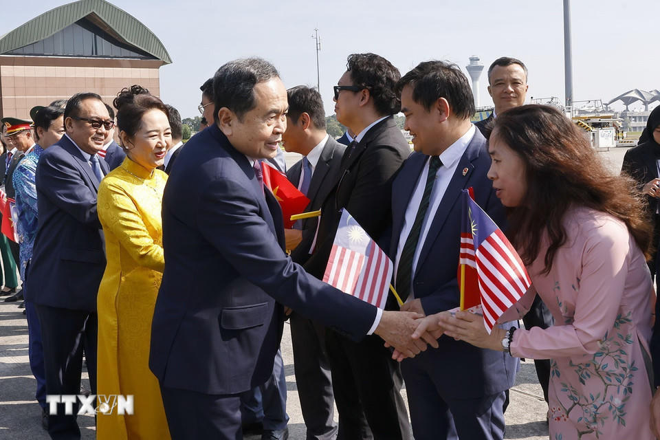 Lễ tiễn Chủ tịch Quốc hội Trần Thanh Mẫn và Phu nhân tại Sân bay quốc tế Bunga Raya Complex, thủ đô Kuala Lumpur. (Ảnh: Doãn Tấn/TTXVN)