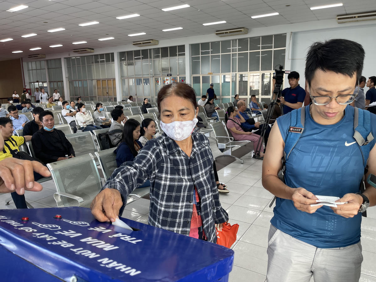 Hành khách bốc số thứ tự để mua vé tàu Tết Bính Ngọ 2026. Ảnh: Đ.Xá.