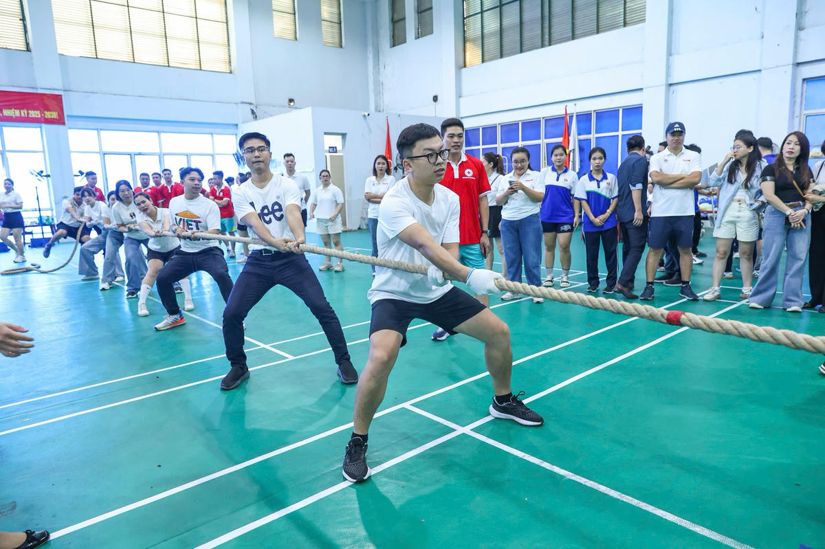 Báo Đại đoàn kết tham gia thi đấu môn kéo co. Ảnh: Quang Vinh