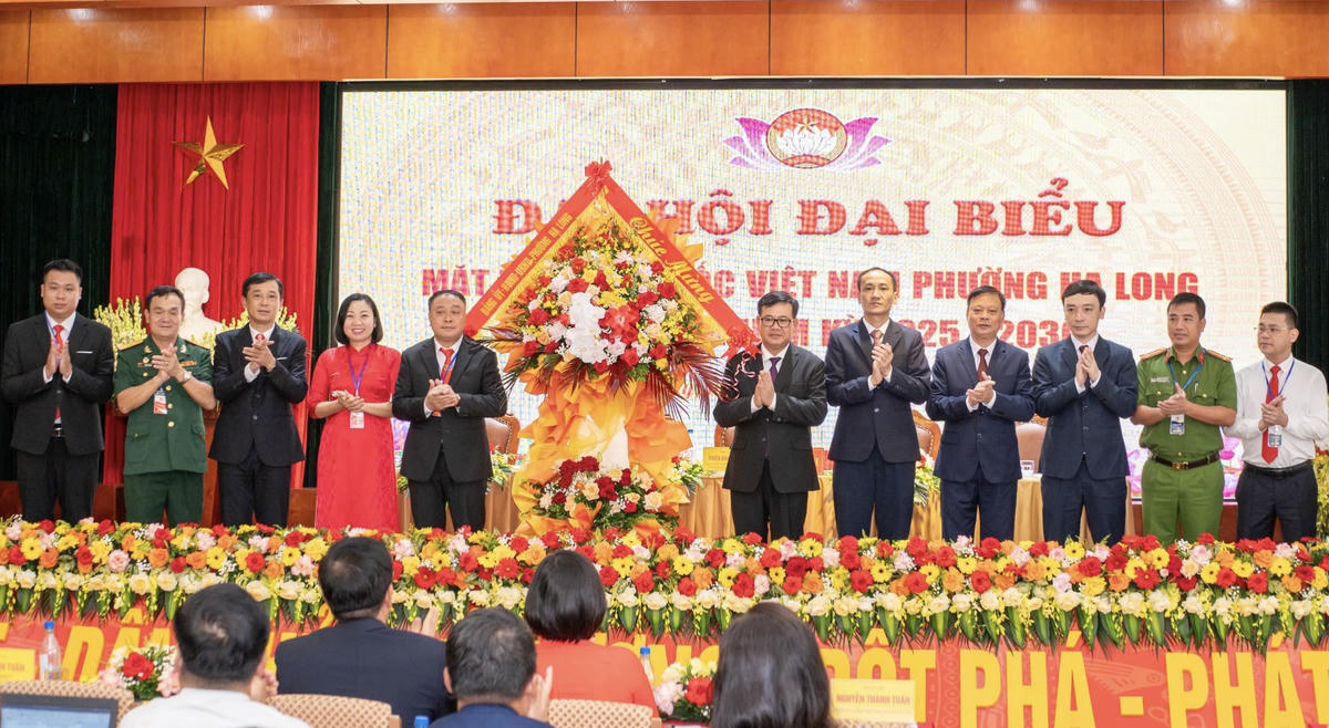 Ông Hoàng Bá Nam, Bí thư Đảng ủy, Chủ tịch HĐND phường Hạ Long tặng hoa chúc mừng Đại hội. Ảnh: Ngọc Anh