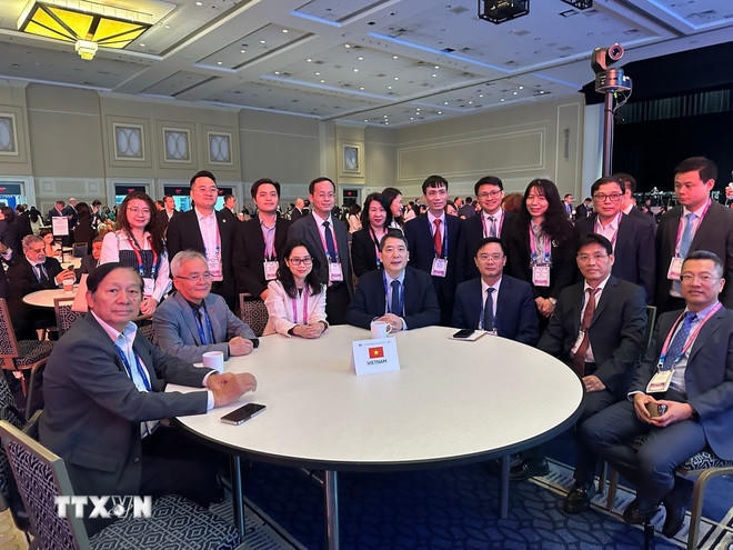 Đoàn Việt Nam do Thứ trưởng Bộ Tài chính Cao Anh Tuấn dẫn đầu dự phiên toàn thể Hội nghị Thượng đỉnh Đầu tư tại Hoa Kỳ 2025 (SelectUSA 2025) sáng 12/5 (giờ địa phương). (Ảnh: Ngọc Quang/TTXVN)