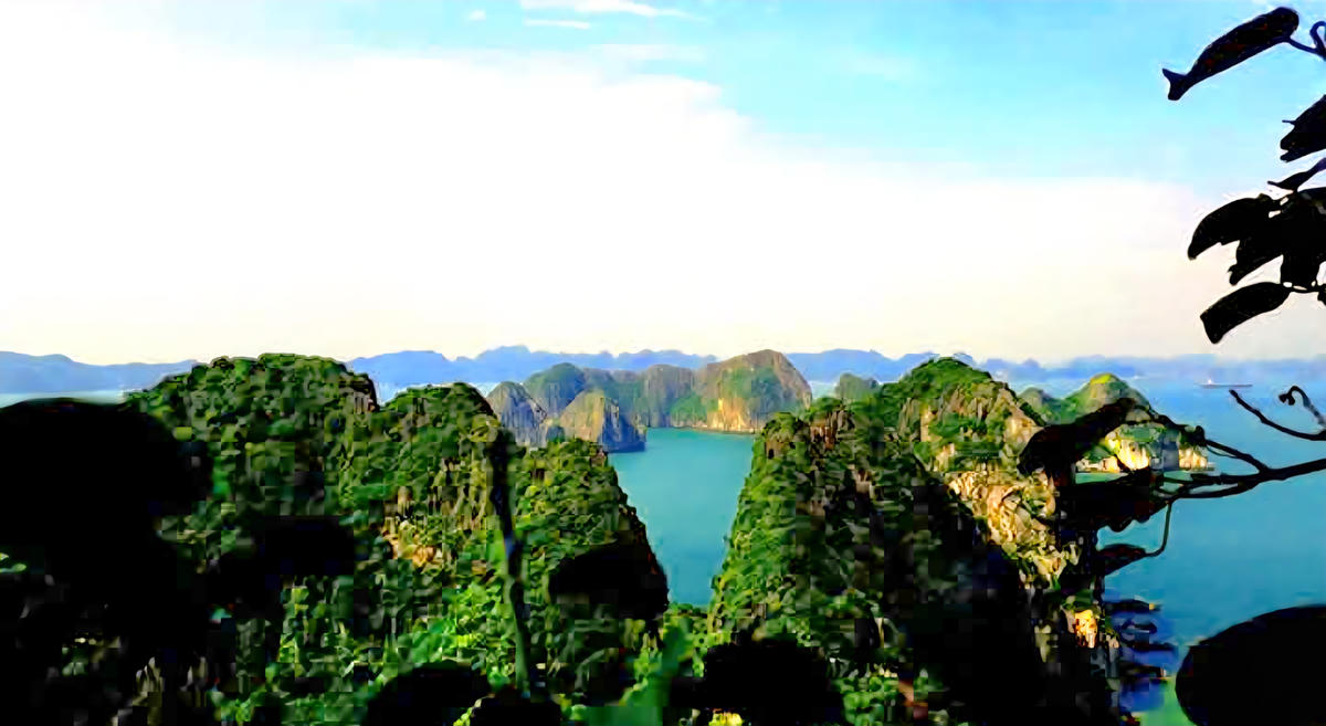 Hiện Quảng Ninh vẫn dè dặt lựa chọn các hình thức du lịch phù hợp, do lo ngại làm tổn hại đến cảnh quan và hệ sinh vật của các hồ, hang ngầm trên vịnh Hạ Long.