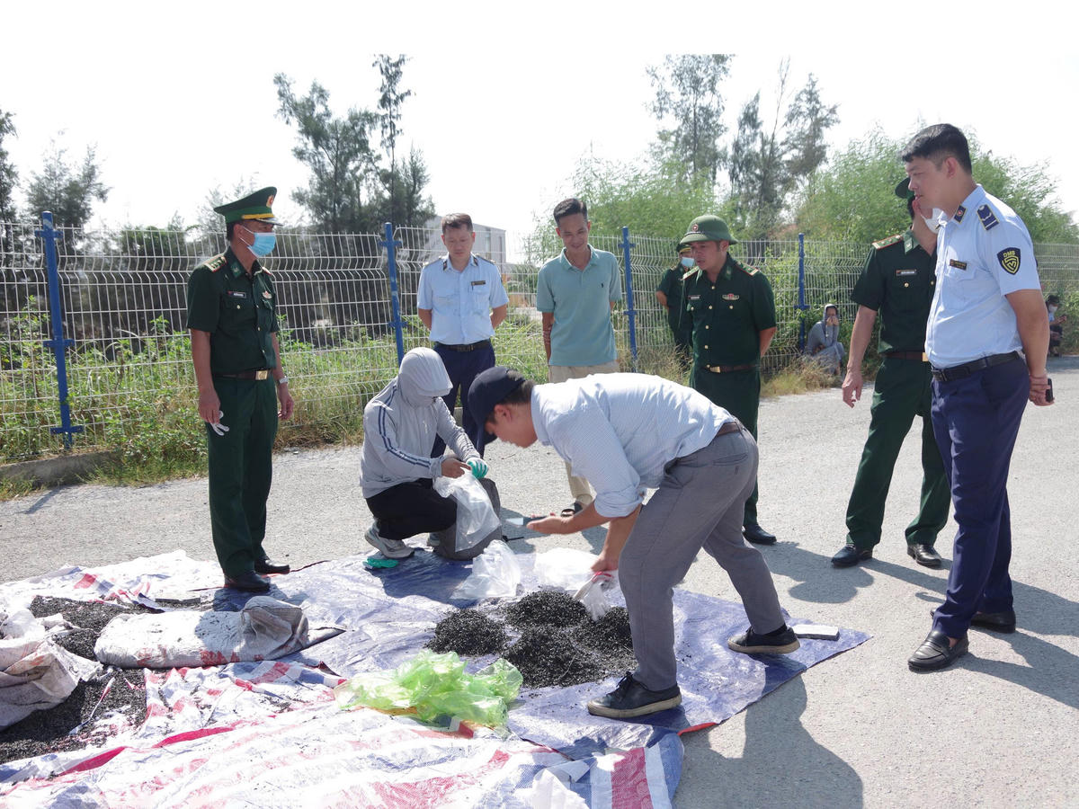 Các lực lượng chức năng tiến hành lấy mẫu giám định theo quy định của pháp luật. Ảnh: PT.