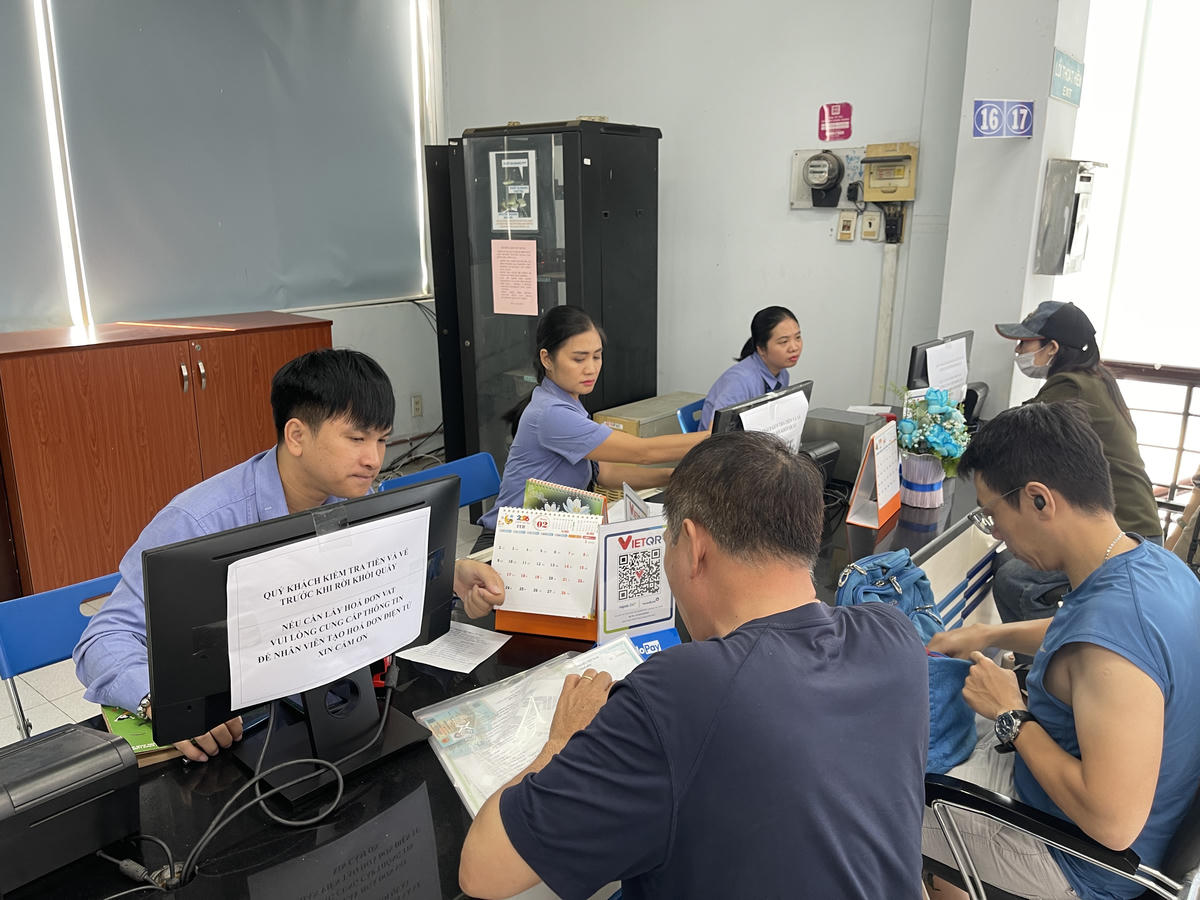 Hành khách mua vé tàu tết sáng ngày 20/9. Ảnh: Đ.Xá.